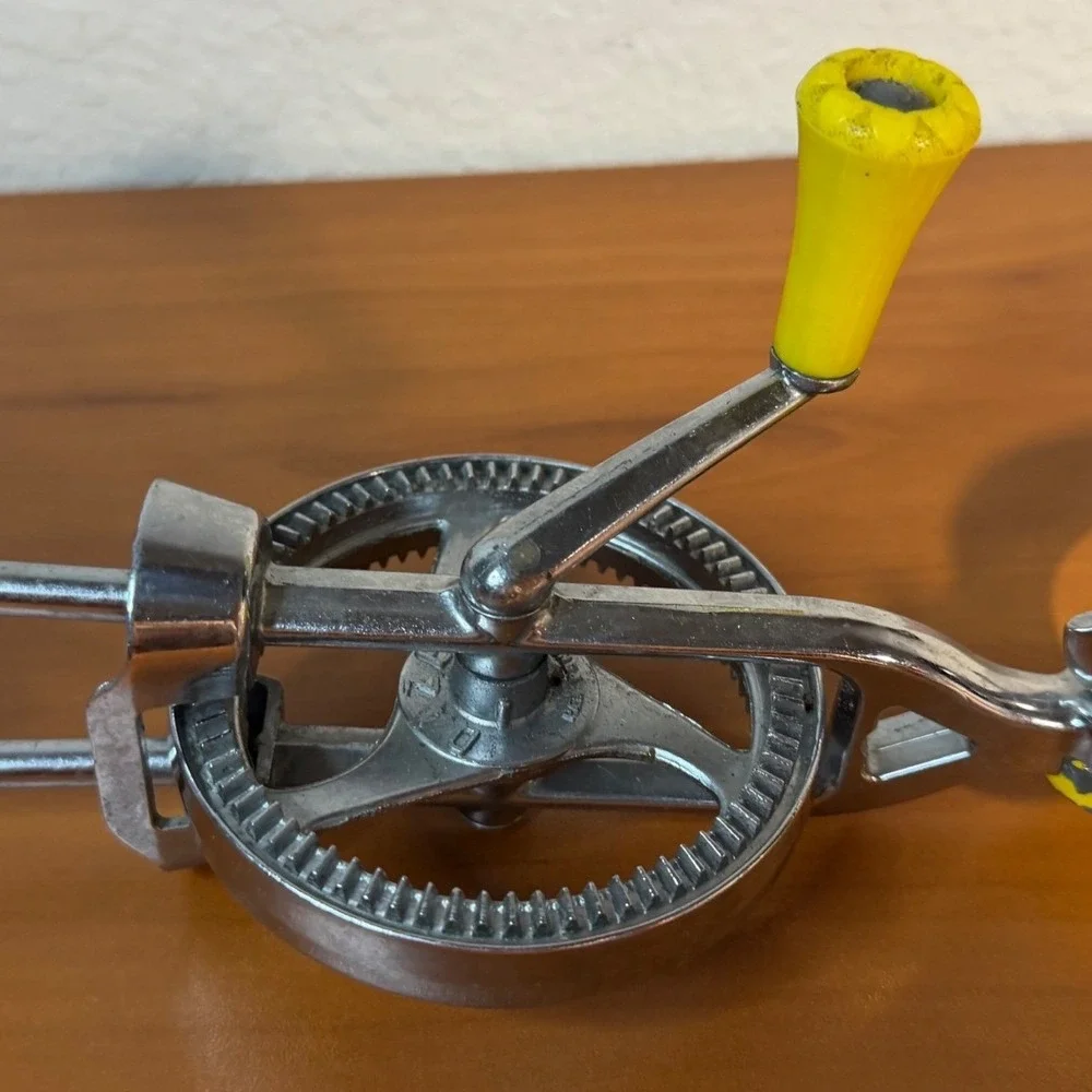 Vintage Dazey Model 810 Hand Crank Egg Beater Yellow Handle St Louis MO Stainles